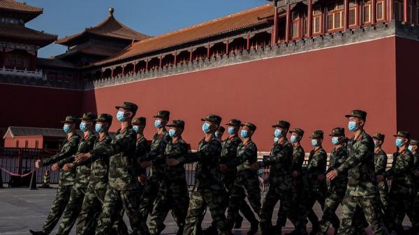 图为2020年5月19日警察在北京紫禁城巡逻。(图片来源: NICOLAS ASFOURI/AFP via Getty Images)
