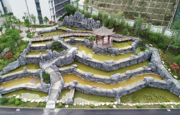 削掉真山造假山瀑布群,陕西镇安建豪华中学引质疑。(图片来源:网络)