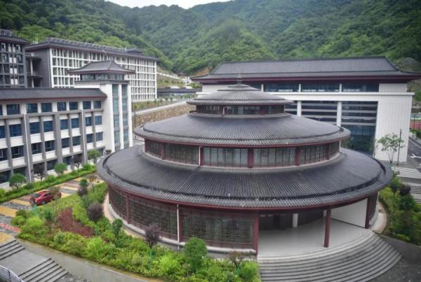 削掉真山造假山瀑布群,陕西镇安建豪华中学引质疑。(图片来源:网络)