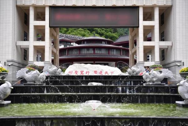 削掉真山造假山瀑布群,陕西镇安建豪华中学引质疑。(图片来源:网络)