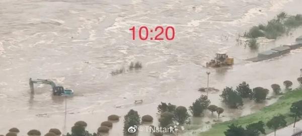 一名临沂民众拍下路边挖掘机和铲车被河水淹没的过程。(图片来源:网络图片)