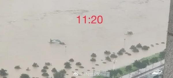 一名临沂民众拍下路边挖掘机和铲车被河水淹没的过程。(图片来源:网络图片)