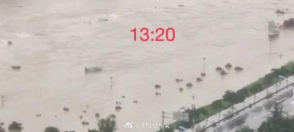 一名临沂民众拍下路边挖掘机和铲车被河水淹没的过程。(图片来源:网络图片)