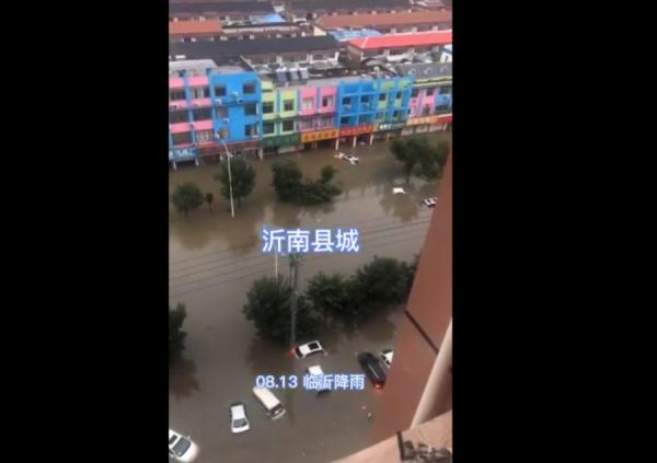 沂南县城积水严重,路边的车直接被淹没。(图片来源:网络图片)