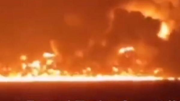 上海出海口附近,2020年8月20日凌晨发生了一艘运油船与一艘砂石货船相撞事故,运油船随即起火,海面上顿成火海。(图片来源:视频截图)