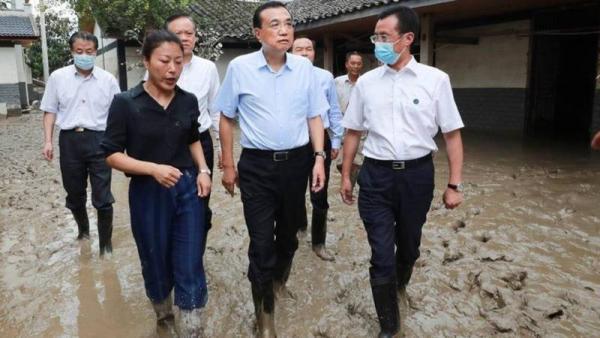 8月20日,李克强视察长江上游灾情。