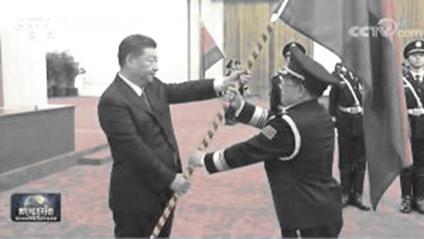 习近平26日在北京大会堂授旗给警察。(图片来源:视频截图)