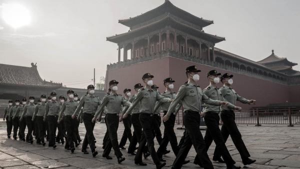 中共军人(NICOLAS ASFOURI/AFP via Getty Images)