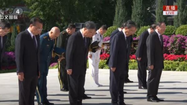 9月3日,中共高层齐齐参加抗战75周年纪念活动,王岐山(最右者)终于露面。