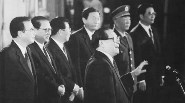 江泽民是个心胸狭窄的奸诈小人,靠“六四”镇压获得邓小平的重用提拔,实行腐败暴政。