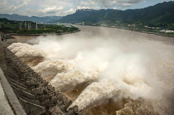 三峡大坝正在泄洪。(STR/AFP/Getty Images)