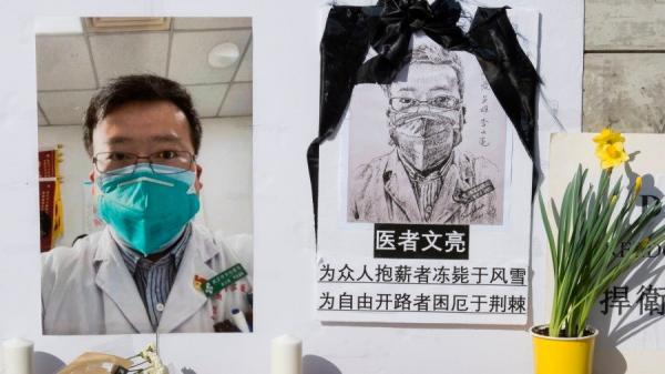 中共当局举行“抗疫表彰大会”，“表彰了”1500位先进个人。然而，表彰名单中却没有疫情“吹哨人”李文亮医生。（图片来源：MARK RALSTON/AFP via Getty Images）