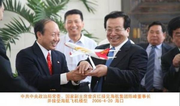 海航集团法定代表人陈锋(左)被限制高消费。
