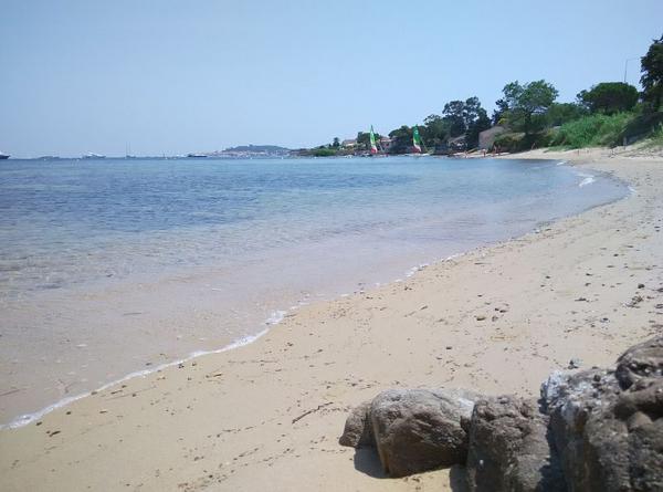 加桑镇的海滩(加桑旅游局/维基百科CC BY-SA 4.0)
