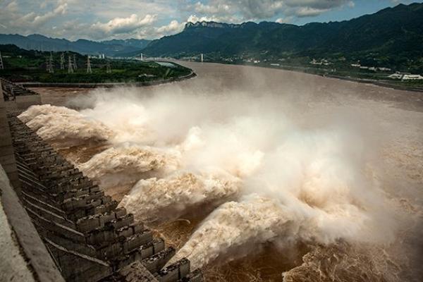 2020年7月19日,三峡大坝在泄洪。(图片来源:STR/AFP/Getty Images)