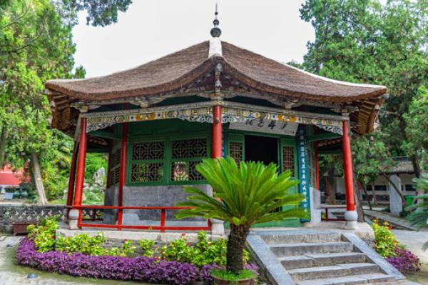 “八角草庐”,内有“汉诸葛孔明庐”碑石。(公有领域)