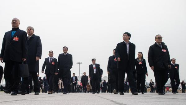 中国民企成为当局缺钱时“收割”的目标。图为2019年参加全国政协会议的政协委员(图片来源: FRED DUFOUR/AFP/Getty Images)
