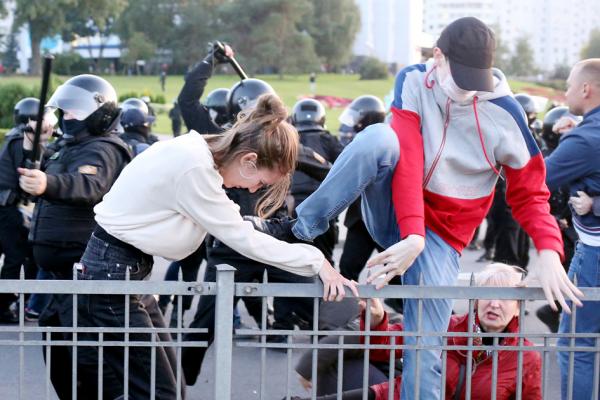 2020年9月23日,白俄罗斯执法人员暴力驱散反对派抗议者。(TUT.BY/AFP/Getty Images)
