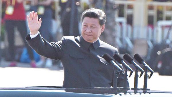 习近平出席阅兵式。（GREG BAKER/AFP/Getty Images）