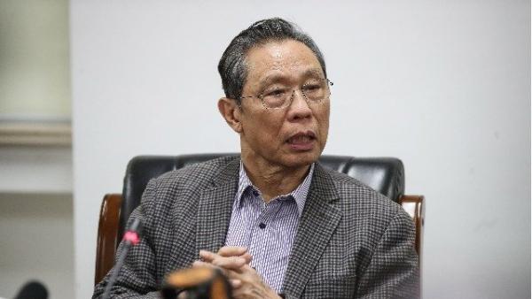 钟南山为白云山复方板蓝根站台后,官媒发文说复方板蓝根距最后证明有疗效“还有十万八千里的距离”,白云山也公告称相关工作尚存在一定的不确定性。(图片来源:STR/AFP via Getty Images)