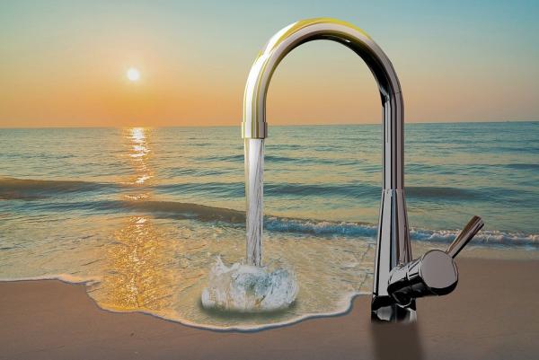 利用太阳能板把海水转换成饮用水。(图片来源:Pixabay)