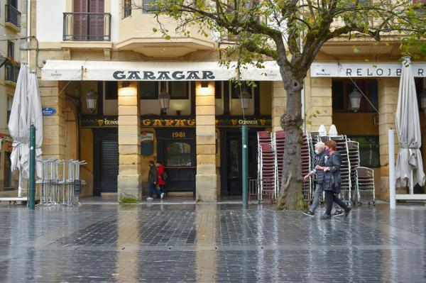 西班牙抗疫新政策规定,饭店和酒吧只允许外卖。(ANDER GILLENEA/AFP via Getty Images)