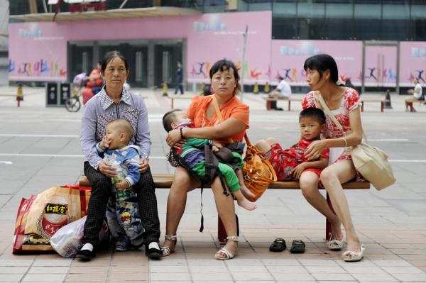 北京街头带着孩子的妇女们(WANG ZHAO/AFP/GettyImages)