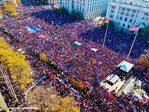11月14日,“支持川普游行”在华盛顿DC自由广场举行,现场人山人海。(图片来源:川普推特)