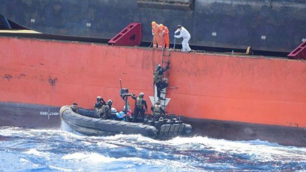 来自中国上海的商船「振华7号」上周五（13日）在西非几内亚湾遭遇海盗。意大利海军接报后派遣海军陆战队登船营救。（意大利海军Twitter图片）