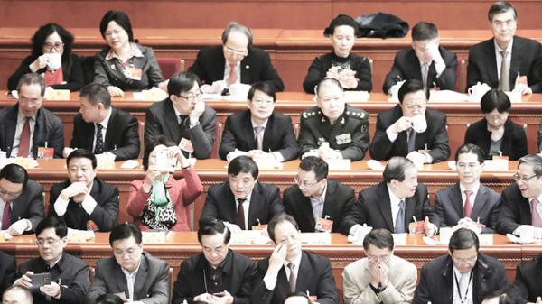 两会上的官员(Feng Li/Getty Images)