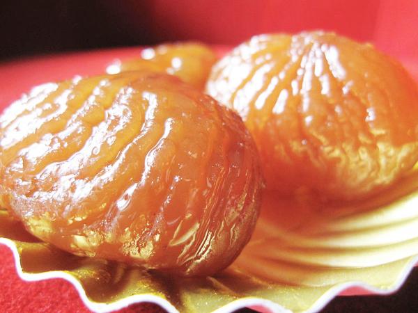 图片说明：圣诞节常见的法国甜品冰糖栗子（Kate Hopkins Uploaded by Mindmatrix/wiktionary CC BY 2.0）