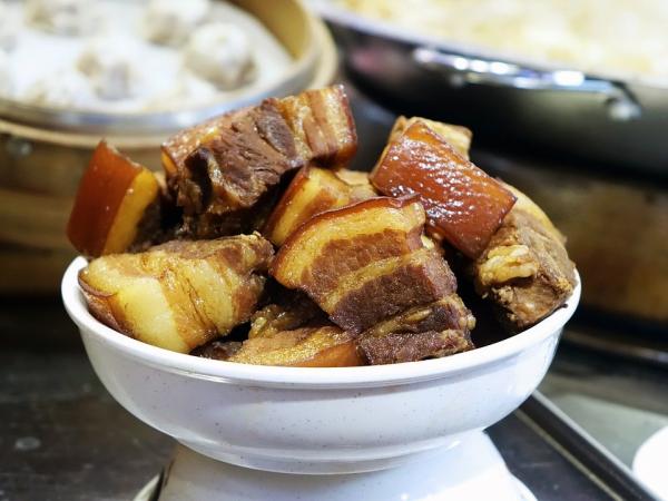 红肉肌肉纤维粗硬、脂肪含量较高。