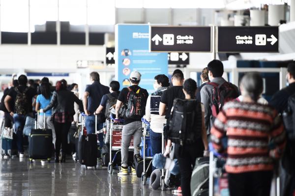 罗马机场,旅客在排队等候。(FILIPPO MONTEFORTE/AFP via Getty Images)