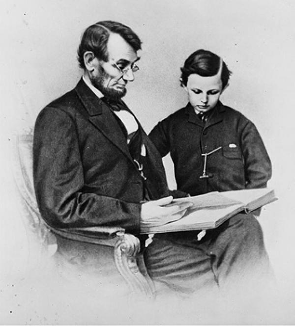 1864年林肯总统与最小的儿子塔德合影。(公有领域)