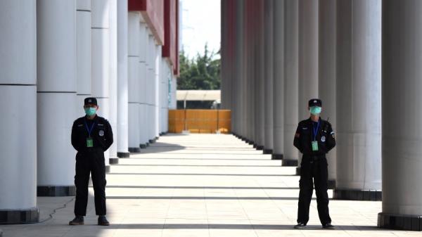 示意图:武汉市疫情最严重时,一医院内有人员维稳。(图片来源:CELIS/AFP via Getty Images)