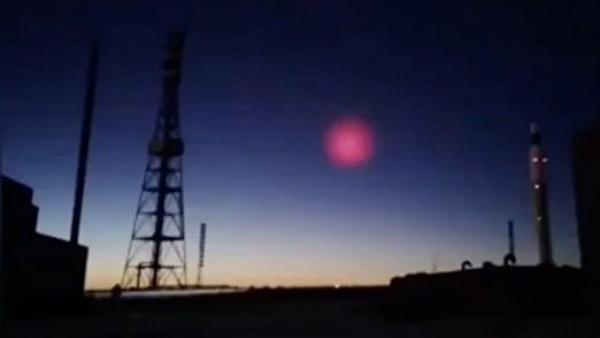12月23日青海省玉树早晨天降巨大火流星,当晚玉树北面的德令哈地区再现一“神秘红光”,引发关注。(图片来源:视频截图)