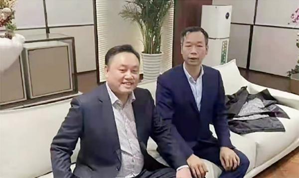 日前,有网友上传黄光裕与友人在北京的合照