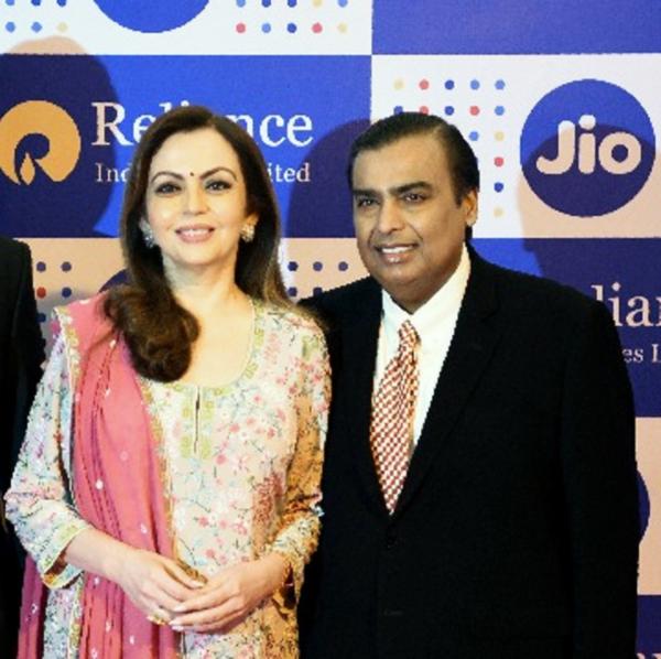 穆克什和妻子妮塔（PUNIT PARANJPE/AFP via Getty Image）