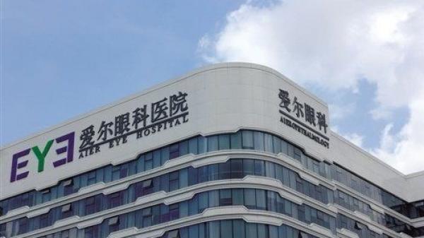 陆媒报导指,爱尔眼科曾多次发生医疗事故致患者失明。(图片来源:微博)