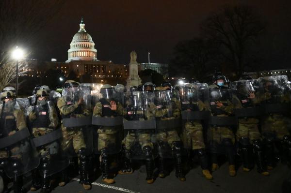 美国国民警卫队于2021年1月6日在华盛顿特区国会大厦外。(图片来源:Getty Images)