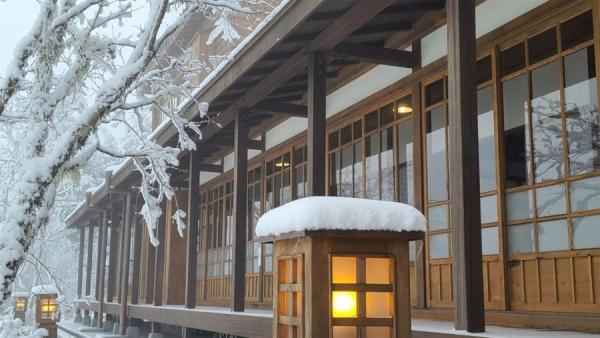 宜兰太平山文史馆7日大雪纷飞之际,让不少民众觉得仿佛一秒来到日本。(图片来源:林务局罗东林区管理处提供)