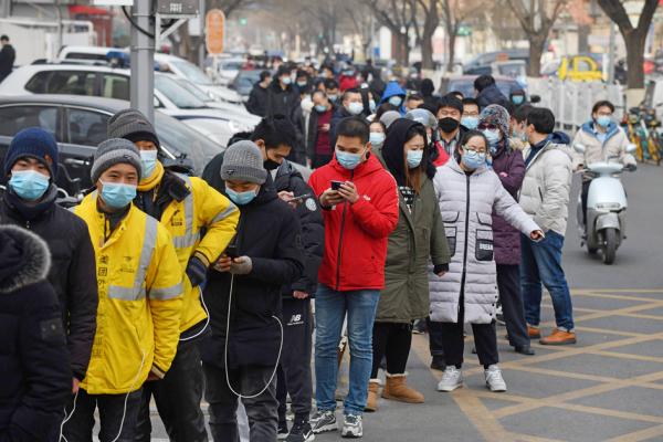 2021年1月22日,北京民众在排队接受核酸检测。(Getty Image)