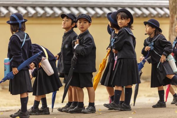 日本奈良,刚刚放学的小学生。(123RF)