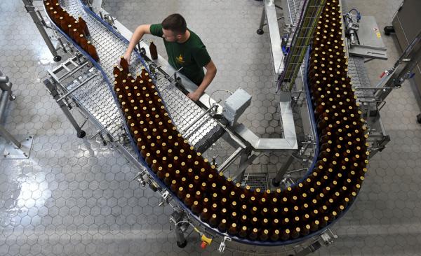 德国慕尼黑啤酒厂工人检查生产线。德国啤酒业受疫情重创。(CHRISTOF STACHE/AFP via Getty Images)