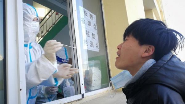 核酸检测(示意图/图片来源:AFP via Getty Images)