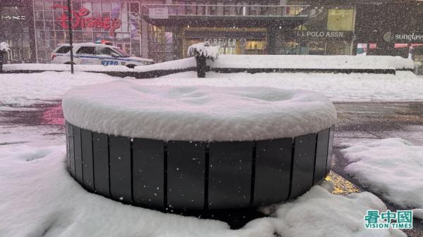 暴风雪袭击美国多个城市,纽约宣布进入紧急状态。图为2月1日的纽约街头。(以下图片均來源:天琴/看中国)