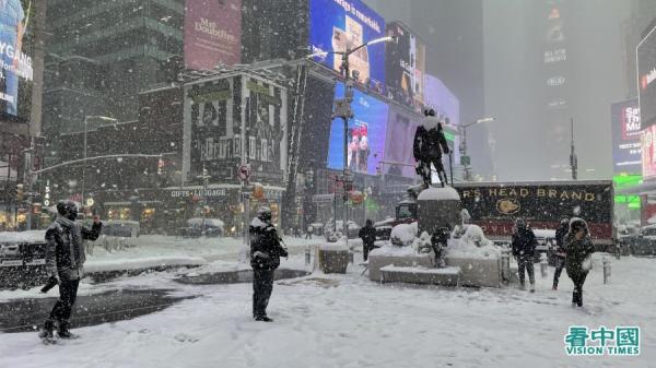 暴风雪袭击美国多个城市,纽约宣布进入紧急状态。图为2月1日的纽约街头。(以下图片均來源:天琴/看中国)