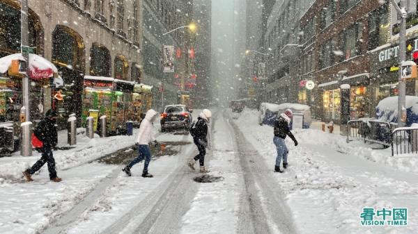 暴风雪袭击美国多个城市,纽约宣布进入紧急状态。图为2月1日的纽约街头。(以下图片均來源:天琴/看中国)