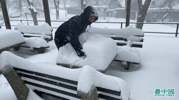 2月1日,暴风雪下的纽约中央公园。