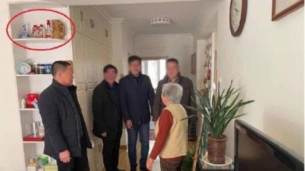 有眼尖网友发现,“贫困户”家中柜子上摆放了几瓶高档茅台酒。(图片来源:微博)